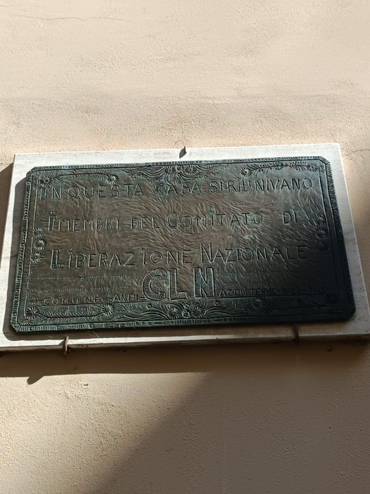 Lapide commemorativa del CLN acquese, dedicata ai membri del Comitato di Liberazione Nazionale.
