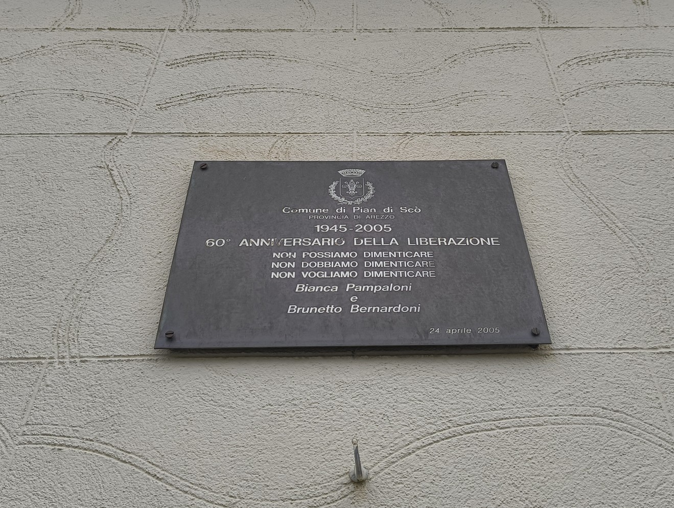 Targa commemorativa dedicata a Bianca Pampaloni e Brunetto Bernardoni, celebrando il 60° anniversario della Liberazione.