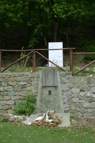 Monumento a Castellucci, dedicato alla memoria, immerso nella natura con una struttura semplice e sobria.