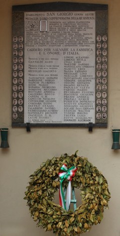 Lapidi commemorative dedicate ai caduti per la libertà, decorate con una corona di alloro.