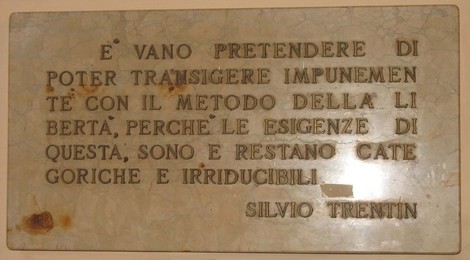 Lapide in marmo dedicata a Silvio Trentin, con iscrizioni evidenti su sfondo chiaro.