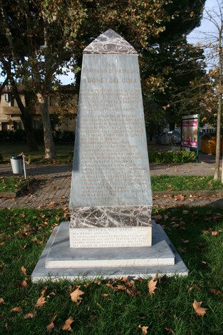 Monumento a Del Cima, obelisco in marmo dedicato alla memoria di un importante personaggio storico.