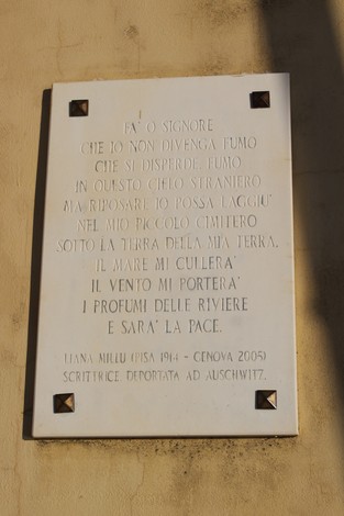 Lapide commemorativa dedicata ai deportati, con iscrizioni in memoria delle vittime e un messaggio di pace.