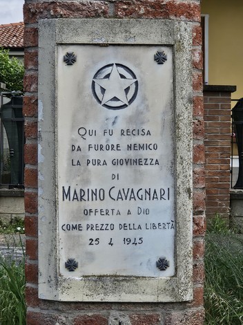 Cippo commemorativo dedicato a Marino Cavagnari, con simboli e data storica.