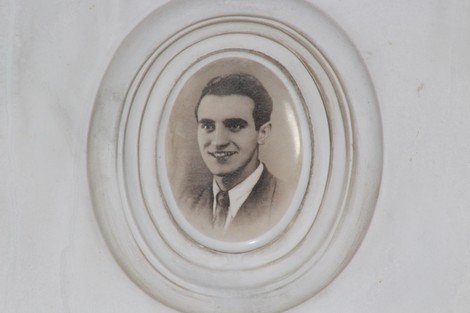 Immagine di un ritratto incastonato in un ovale, rappresentante un giovane uomo sorridente.