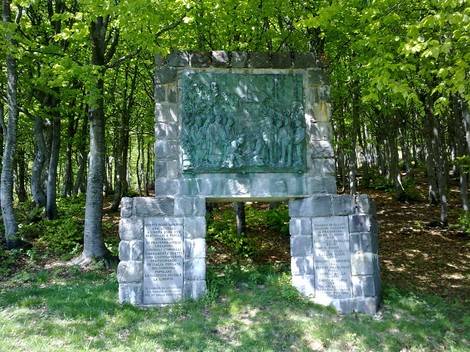 Monumento al Passo Pradarena, un omaggio alle vittime della guerra immerso nella natura.
