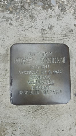 Pietra d'inciampo dedicata a Giovanni Oggioni, commemorativa delle sue persecuzioni durante la Seconda guerra mondiale.