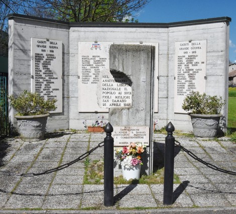 Monumento commemorativo ai caduti di San Damaso, dedicato ai soldati e ai valori della libertà.
