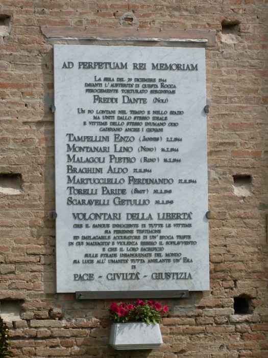 Lapide commemorativa dedicata a Freddi e ai volontari della libertà, in ricordo del loro eroico sacrificio.