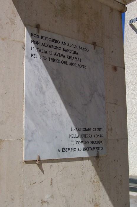 Arco dei caduti della Resistenza, monumento commemorativo dedicato ai partigiani della Seconda Guerra Mondiale.