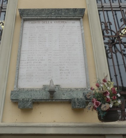 Lapide commemorativa ai caduti di Cappuccini, in ricordo dei soldati sacrificati durante le guerre.