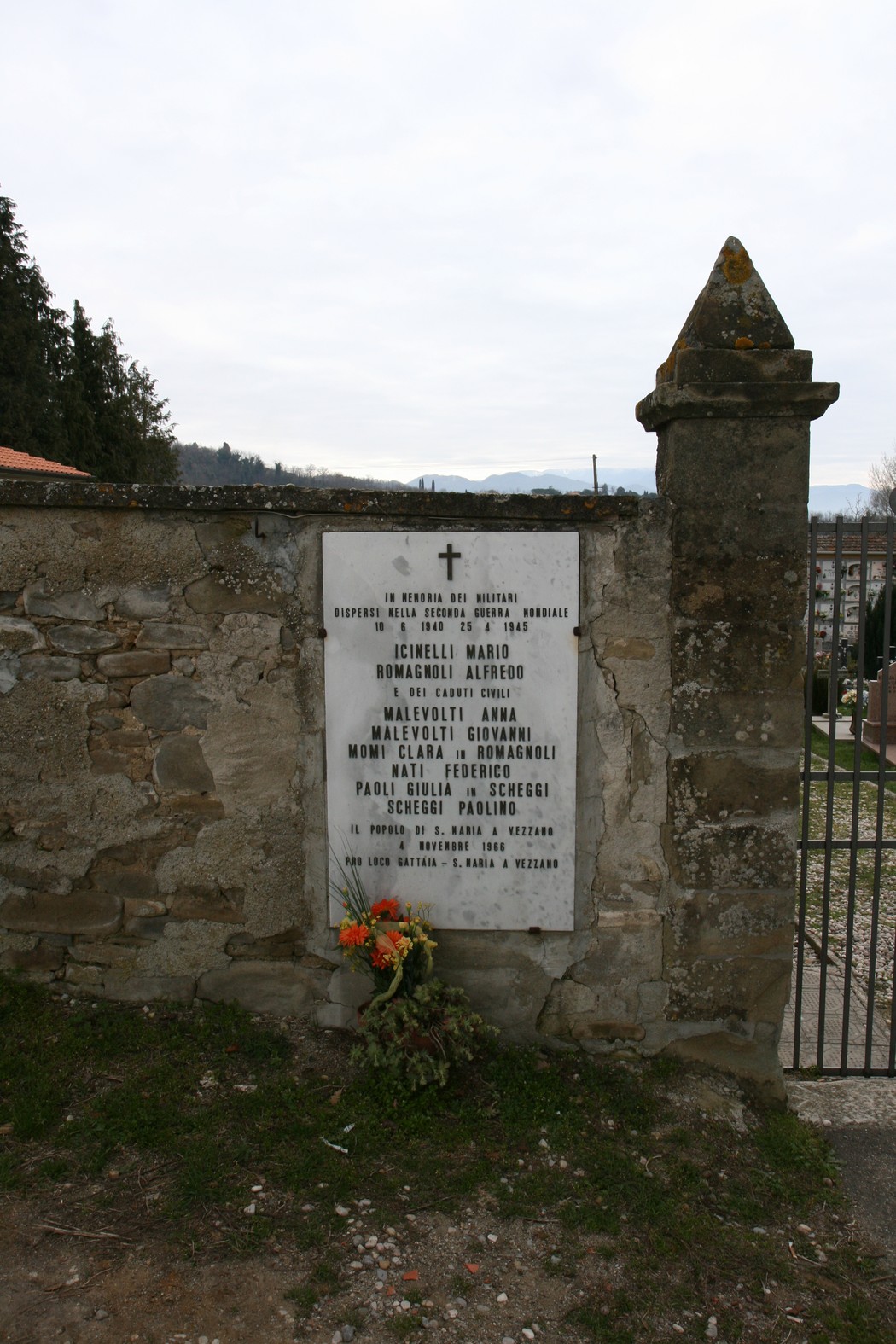Lapide commemorativa dei caduti di Santa Maria a Vezzano, simbolo di memoria e rispetto per i defunti.