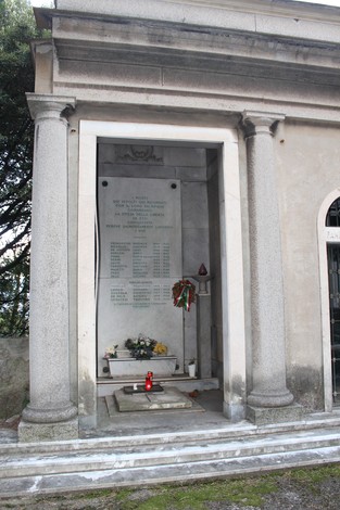 Sacrario dei caduti per la Libertà di Cornigliano, monumento commemorativo con fiori e lumini accesi.