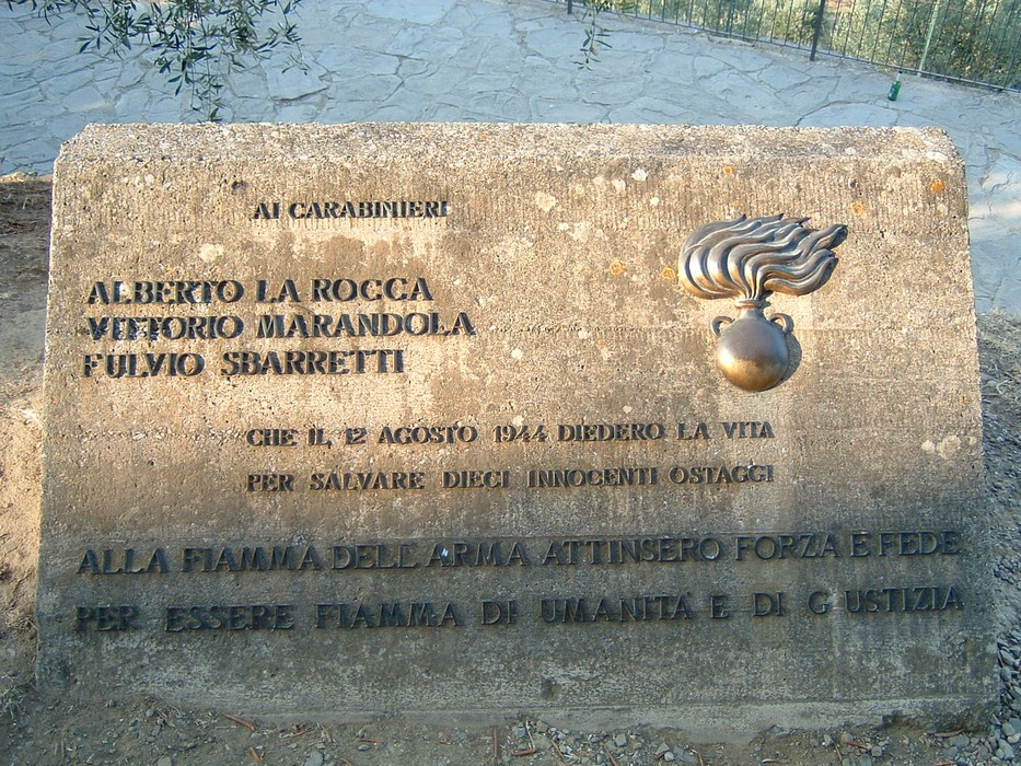 Lapide commemorativa dedicata ai carabinieri Aliberto La Rocca, Vetorio Marandola e Fulvio Sbarretti.