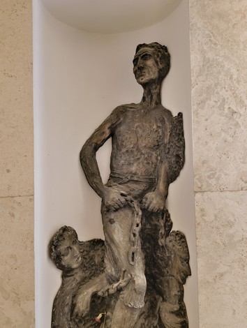 Scultura commemorativa al "Sacrario dei Martiri di Marzabotto", simbolo di memoria e resistenza.