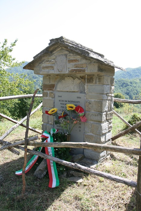 Tabernacolo di Valdonetto, commemorativo con decorazioni floreali e rievocazioni storiche.