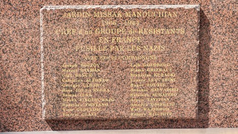 Il Giardino Missak Manouchian presenta una stele commemorativa dedicata ai resistenti anti-nazisti.