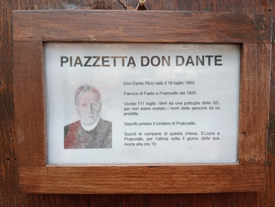 Lastre a Ricci che commemorano Don Dante Ricci e la sua storia a Pratovalle.