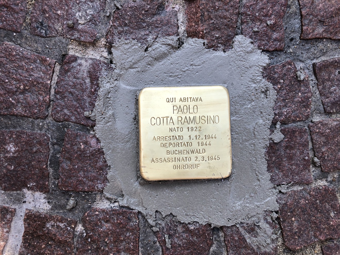 Pietra d'inciampo dedicata a Paolo Cotta Ramusino, vittima delle persecuzioni naziste.