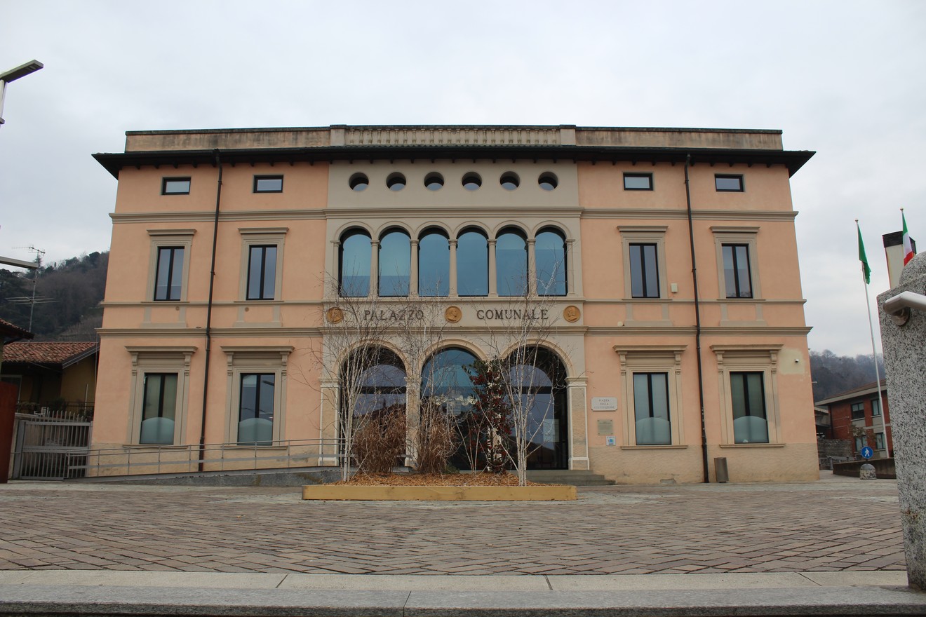 La Piazza della Costituzione presenta un edificio elegante con finestre ad arco e una facciata in tono chiaro.