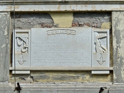 Lapide commemorativa di Mazzo e Rossi, situata in un contesto architettonico storico.