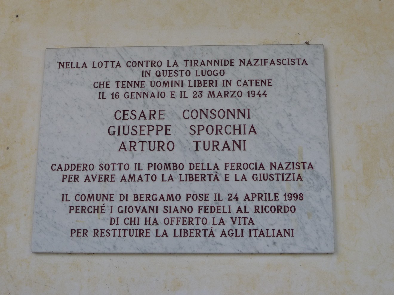Lapide commemorativa che ricorda Cesare Consonni, Arturo Turani e Sporchia per la loro lotta contro il nazifascismo.