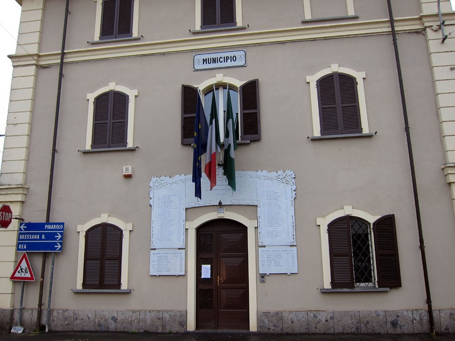 Lapide commemorativa ai caduti, situata sulla facciata del municipio di Verrua Po.