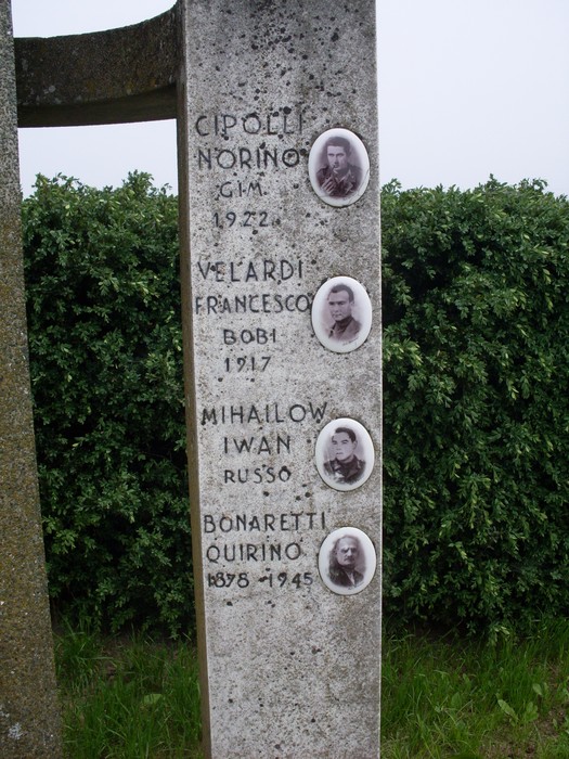 Monumento commemorativo ai fucilati del podere Righetta, con nomi e ritratti delle vittime.