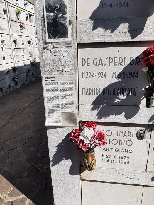 Sacrario ai martiri della libertà, con lapidi e fiori in memoria dei caduti per la libertà.