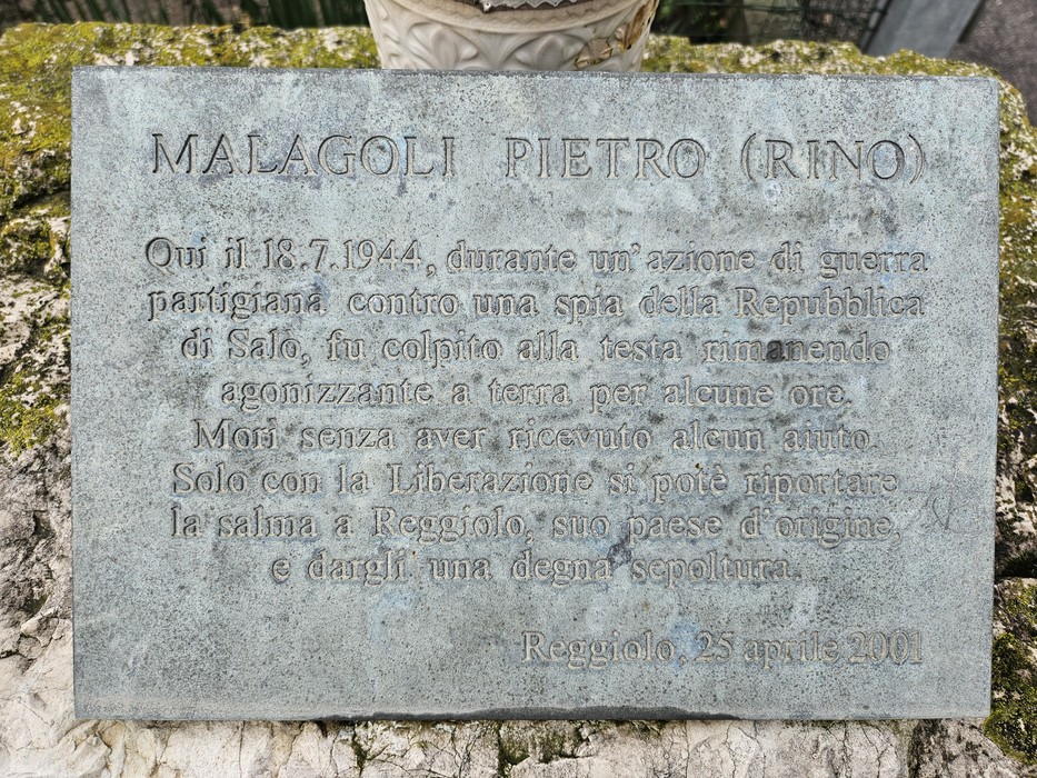 Cippo commemorativo dedicato a Malagoli Pietro, con iscrizioni in omaggio alla sua memoria.
