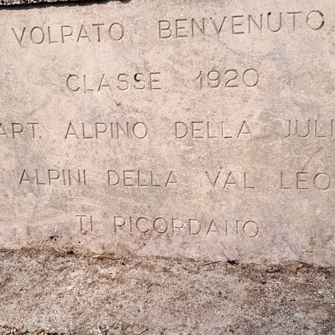 Monumento a Volpato dedicato agli Alpini della Val Leogra, richiamo alla memoria storica e al sacrificio.