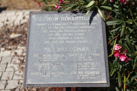 Monumento ai Caduti della Libertà, commemorazione con fiori e targa dedicata a coloro che hanno sacrificato la vita.