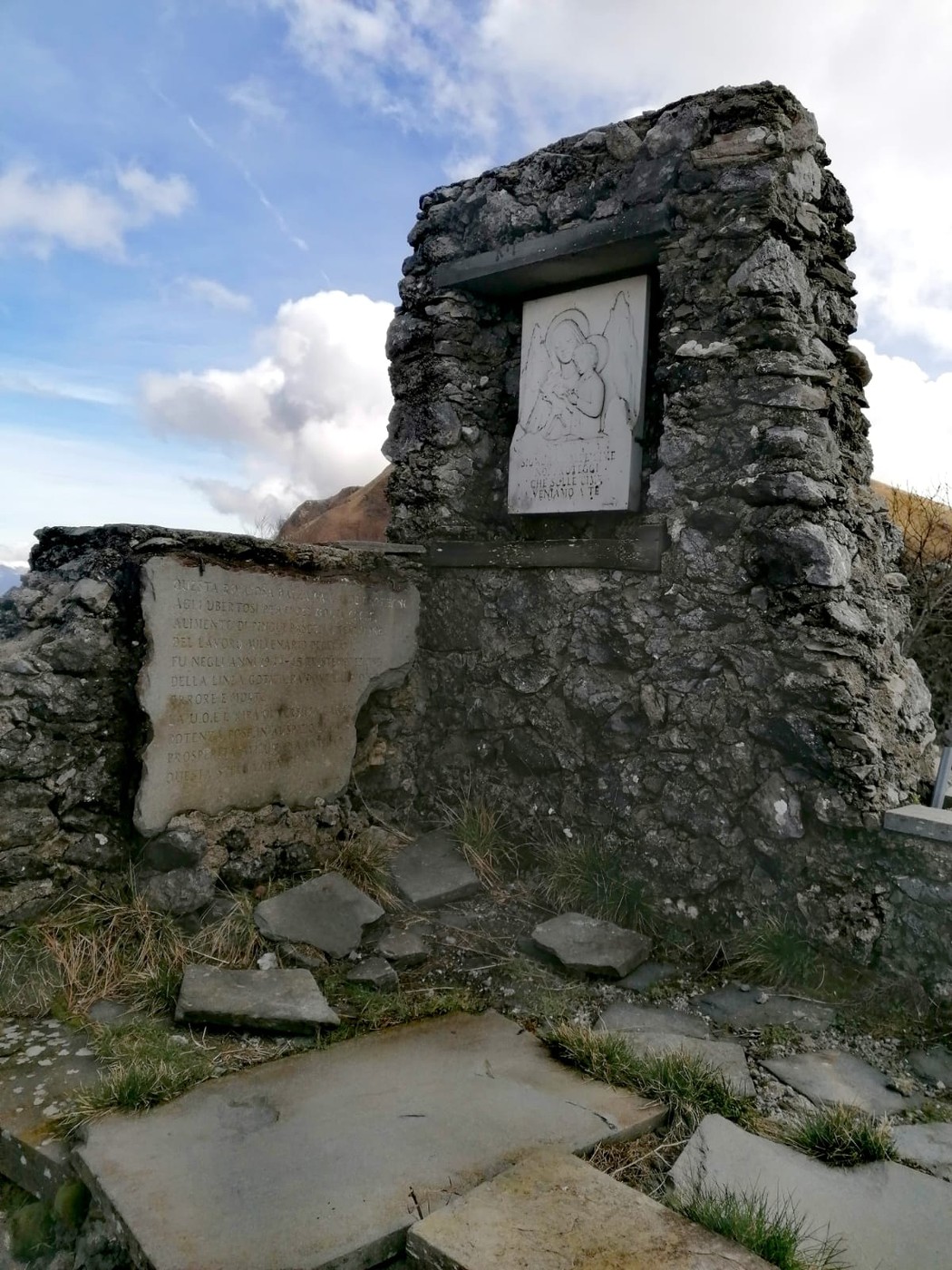 Monumento della Madonna delle Cime, affacciato su uno splendido paesaggio montano, celebra la devozione locale.