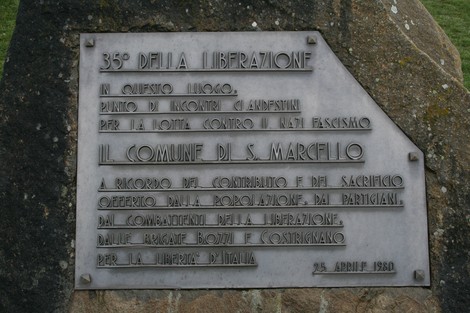 Monumento commemorativo ai partigiani e alla popolazione di S. Marcello, simbolo di lotta e libertà.