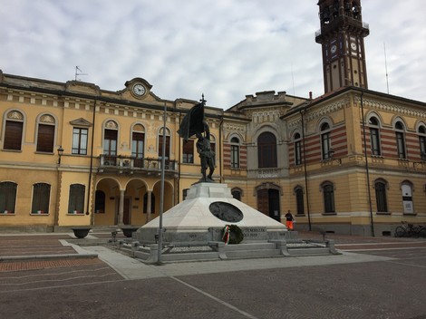 Monumento ai Caduti di Mede, dedicato ai soldati, situato nella piazza principale del comune.