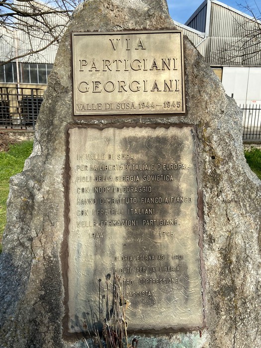 Monumento in memoria dei partigiani georgiani, simbolo di lotta per la libertà durante la Seconda Guerra Mondiale.