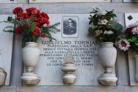 Sepolcro di Guglielmo Torniai, partigiano, con fiori e dedica alla sua vita per la libertà.