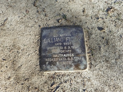 Pietra d'inciampo dedicata a Galliano Fiorini, con dettagli sulla sua deportazione e morte durante la Seconda Guerra Mondiale.