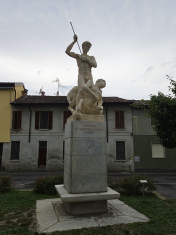Monumento ai Caduti per la Libertà, scultura che celebra il sacrificio per la patria, con figure di uomini in azione.