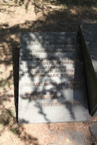 Il Monumento ai Martiri del Panaro, dedicato alla memoria dei caduti, in un contesto di alberi e luce naturale.