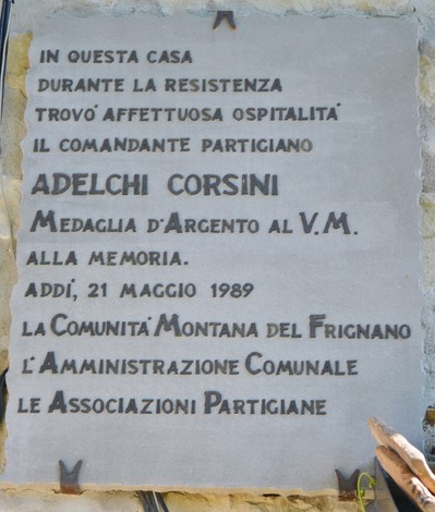 Lapide commemorativa dedicata alla famiglia che ospitò il partigiano Adelchi Corsini durante la Resistenza.