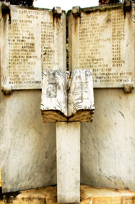 Monumento ai caduti, commemorazione dei soldati e dei partigiani per il loro sacrificio durante la guerra.