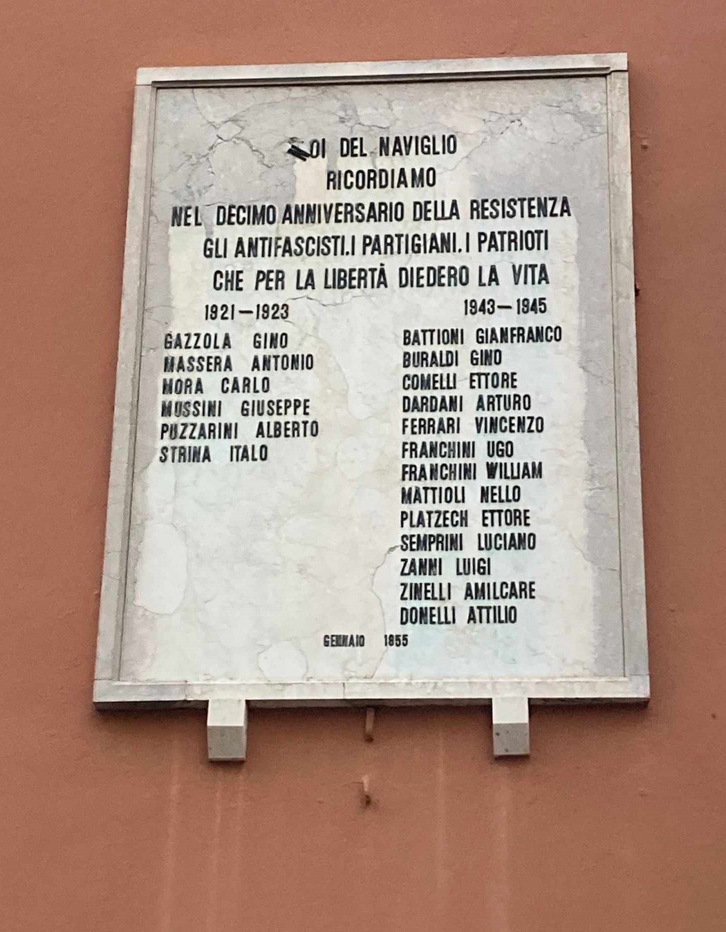 Lapide commemorativa ai caduti del Naviglio, in ricordo della Resistenza e dei patrioti antifa.