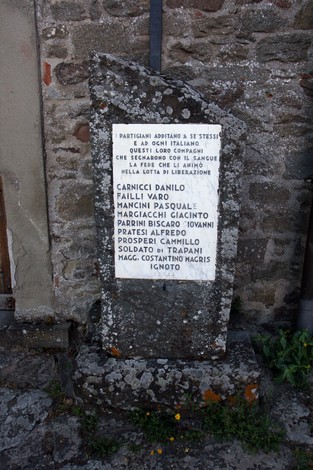 Cippo commemorativo dedicato ai partigiani caduti nella lotta per la libertà.