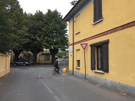 Immagine di una strada con un angolo che evidenzia una lapide dedicata alla famiglia Sacerdote.