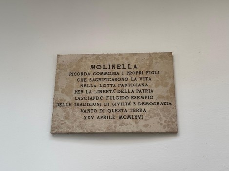 Lapide commemorativa che onora i partigiani di Molinella per il loro sacrificio nella lotta per la libertà.