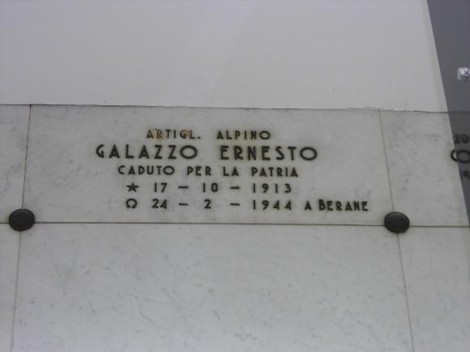 Sepolcro di Galazzo: omaggio al caporale alpino caduto per la patria, con dati commemorativi e simbolo del sacrificio.