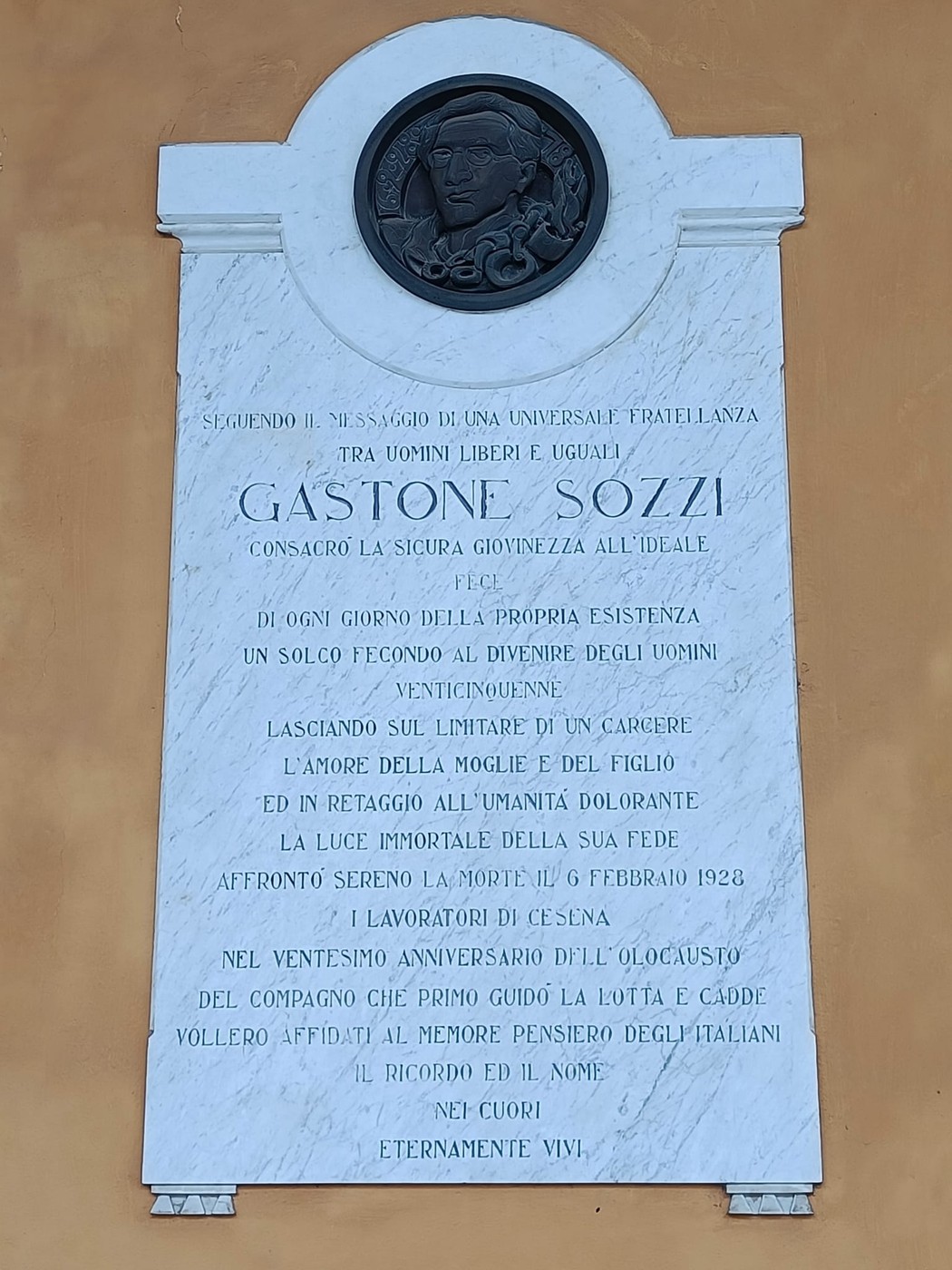 Lapide commemorativa dedicata a Gastone Sozzi, con iscrizioni in ricordo della sua esistenza e impegno sociale.