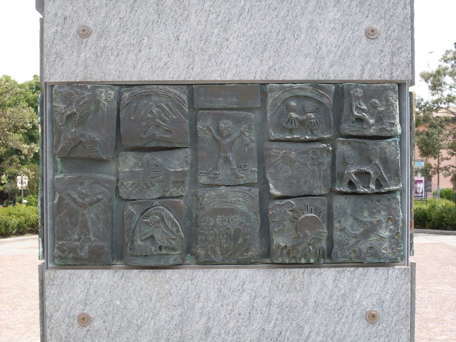 Monumento alla pace: rilievi in bronzo che simboleggiano la speranza e l'armonia tra i popoli.