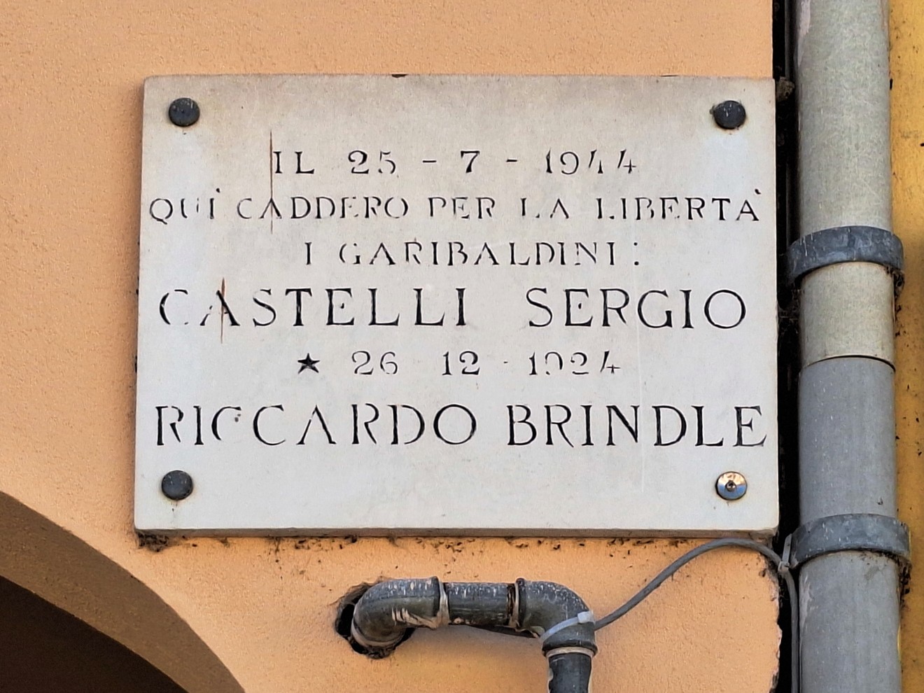 Lapide a Castelli e Brindle, Comune di San Gillio (TO), foto 1
